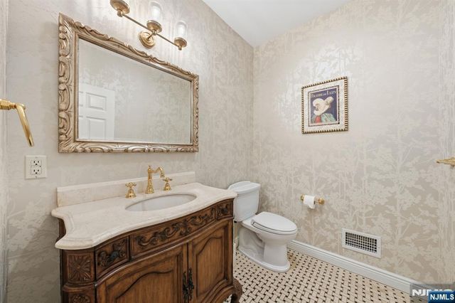 91 Tekening Drive, Tenafly, NJ 07670