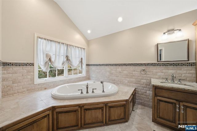 91 Tekening Drive, Tenafly, NJ 07670