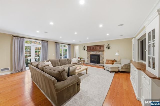 91 Tekening Drive, Tenafly, NJ 07670