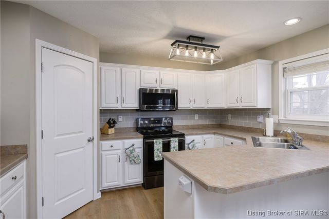 7902 Hillside Drive, Sellersburg, IN 47172