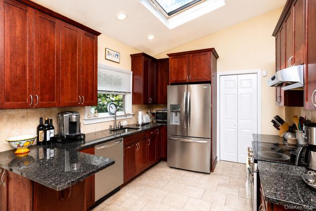 33 Guardian Drive, Mount Sinai, NY 11766