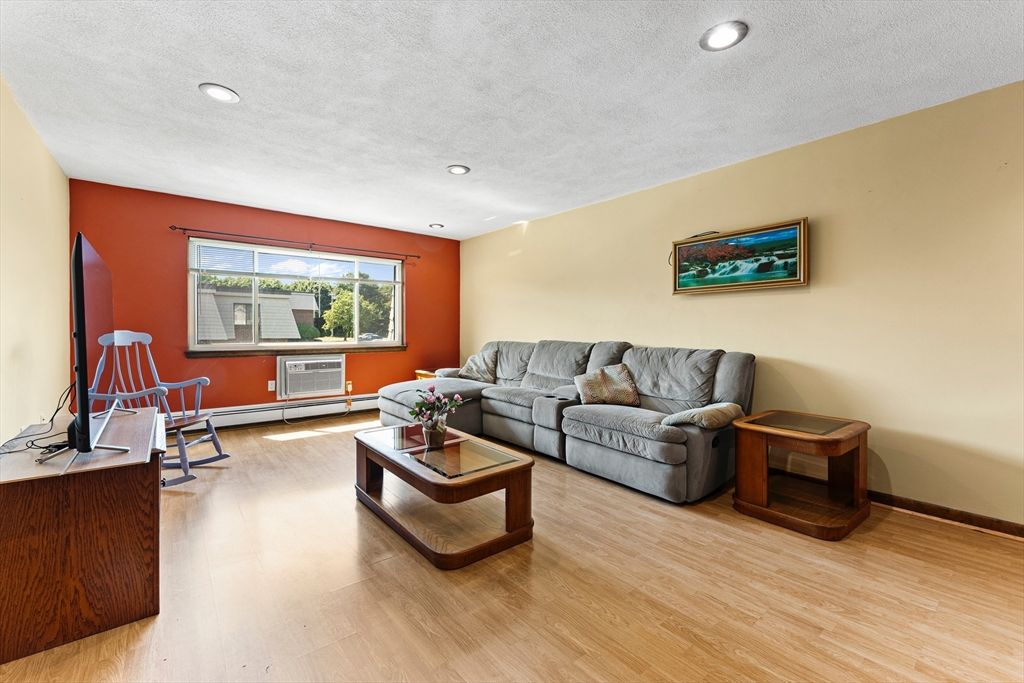 1 Hallmark Gardens 8, Burlington, MA 01803