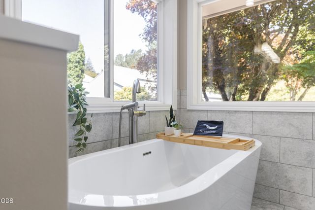 3127 Orchard Heights Road NW, Salem, OR 97304