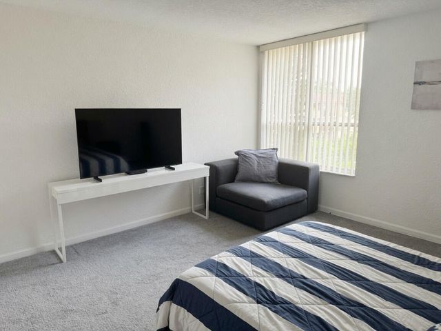 1000 SPANISH RIVER Road 4P, Boca Raton, FL 33432