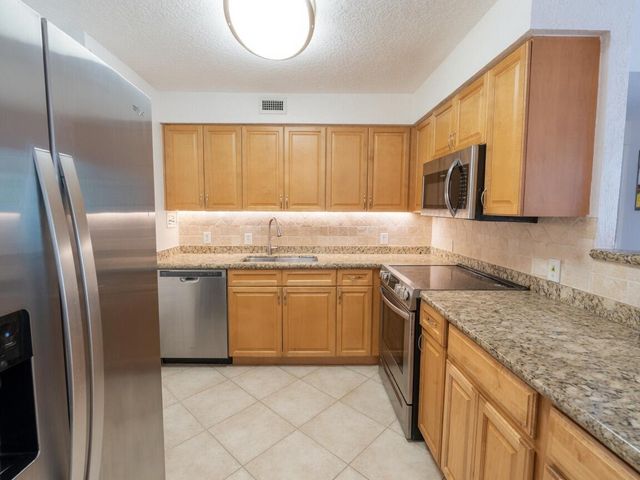 1000 SPANISH RIVER Road 4P, Boca Raton, FL 33432