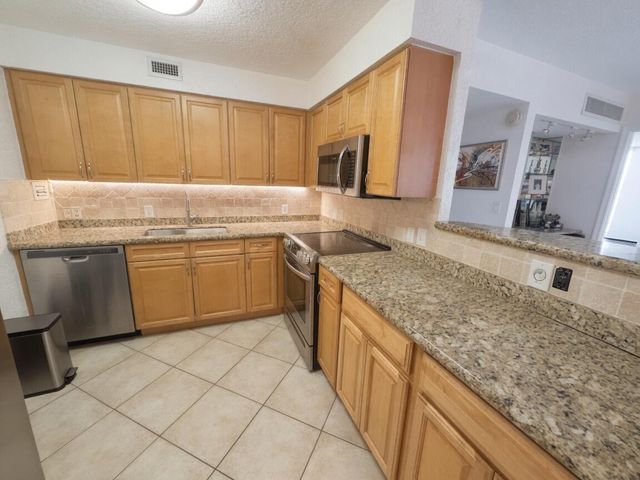 1000 SPANISH RIVER Road 4P, Boca Raton, FL 33432