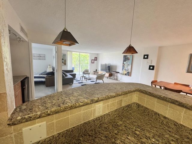1000 SPANISH RIVER Road 4P, Boca Raton, FL 33432