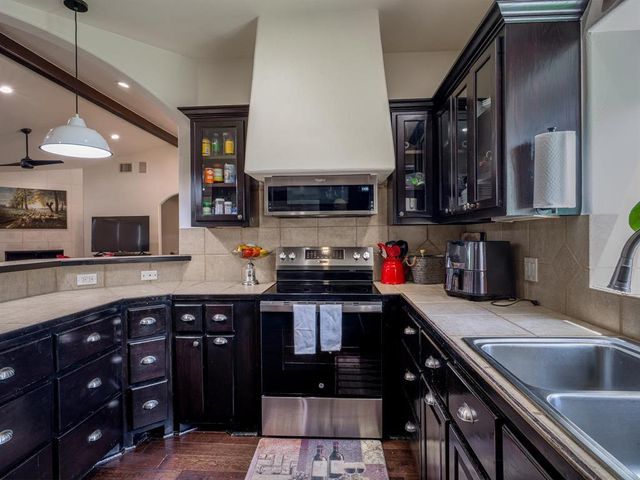 146 Meadow LN, Marble Falls, TX 78654