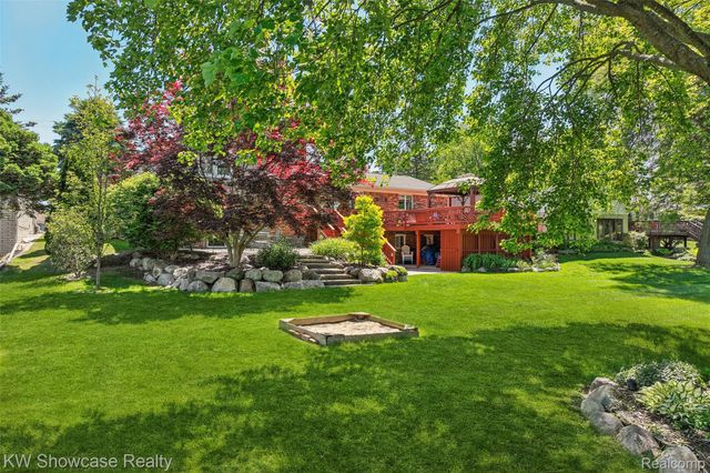 474 Beverly Island Drive, Waterford Charter Township, MI 48328