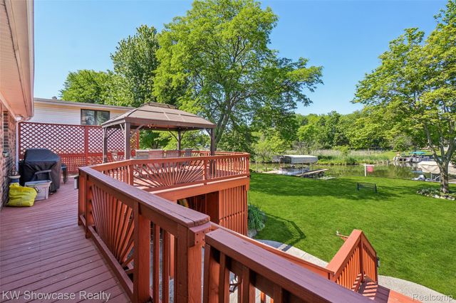 474 Beverly Island Drive, Waterford Charter Township, MI 48328
