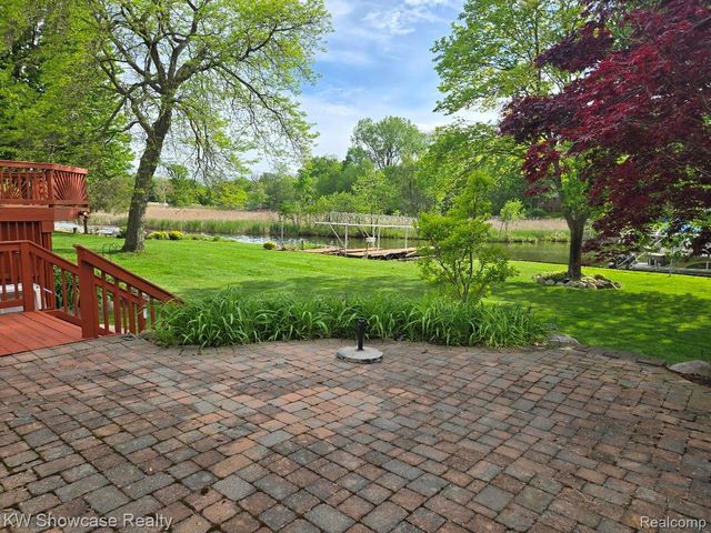 474 Beverly Island Drive, Waterford Charter Township, MI 48328