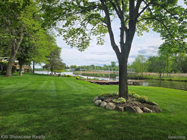 474 Beverly Island Drive, Waterford Charter Township, MI 48328