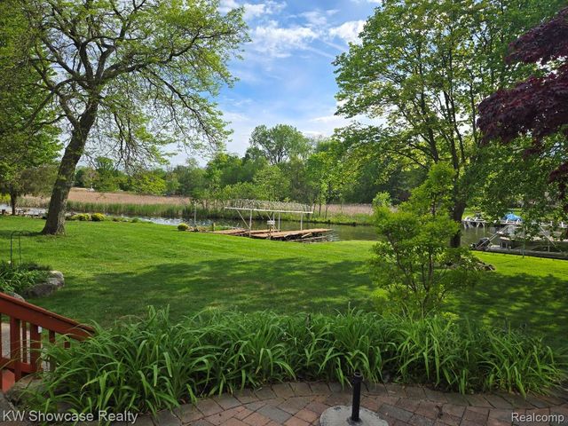 474 Beverly Island Drive, Waterford Charter Township, MI 48328