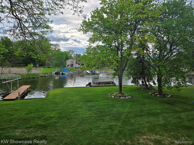 474 Beverly Island Drive, Waterford Charter Township, MI 48328