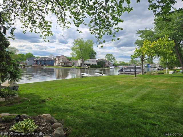 474 Beverly Island Drive, Waterford Charter Township, MI 48328