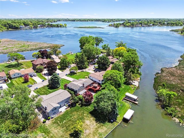 474 Beverly Island Drive, Waterford Charter Township, MI 48328