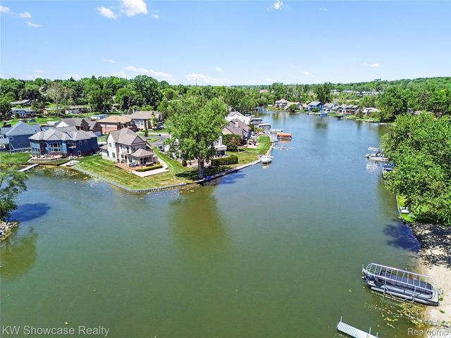474 Beverly Island Drive, Waterford Charter Township, MI 48328