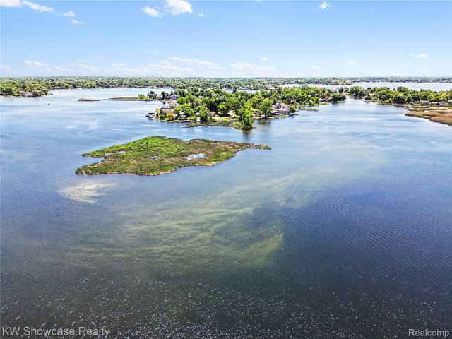 474 Beverly Island Drive, Waterford Charter Township, MI 48328