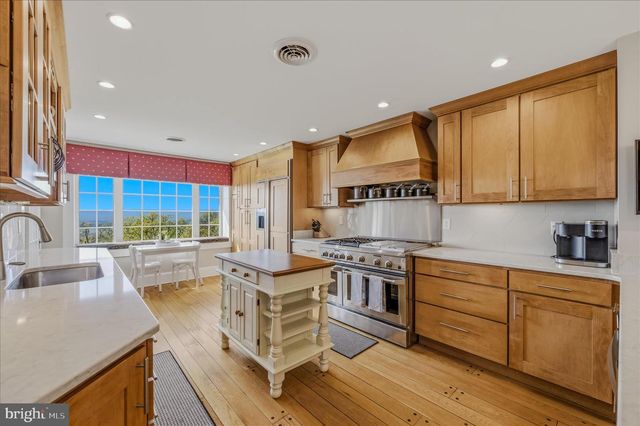 3877 DRY RUN RD, Hedgesville, WV 25427