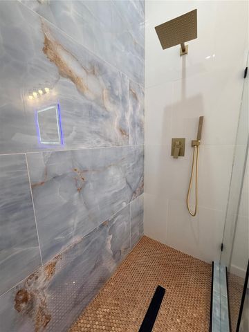 2823 Woodcreek Meadows Lane, Houston, TX 77073