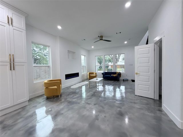 2823 Woodcreek Meadows Lane, Houston, TX 77073