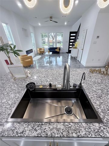 2823 Woodcreek Meadows Lane, Houston, TX 77073