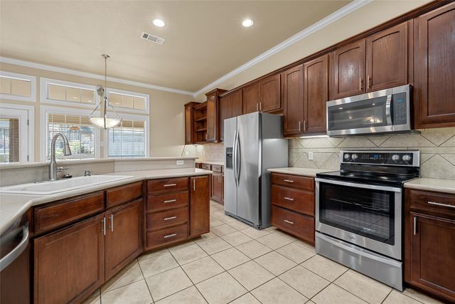 704 Fieldstone Drive, Hewitt, TX 76643