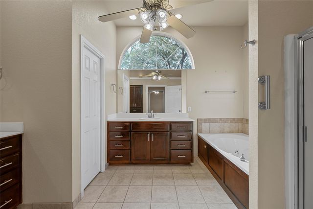 704 Fieldstone Drive, Hewitt, TX 76643