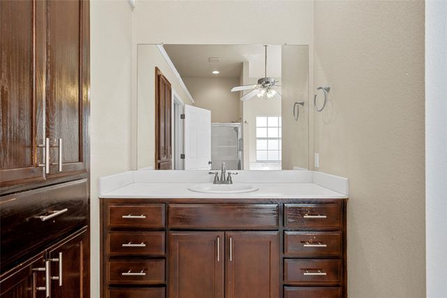 704 Fieldstone Drive, Hewitt, TX 76643