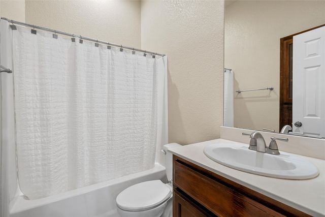 704 Fieldstone Drive, Hewitt, TX 76643