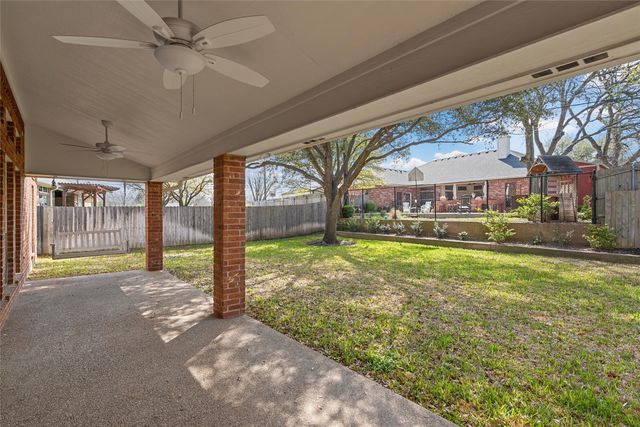 704 Fieldstone Drive, Hewitt, TX 76643