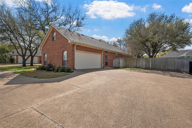 704 Fieldstone Drive, Hewitt, TX 76643