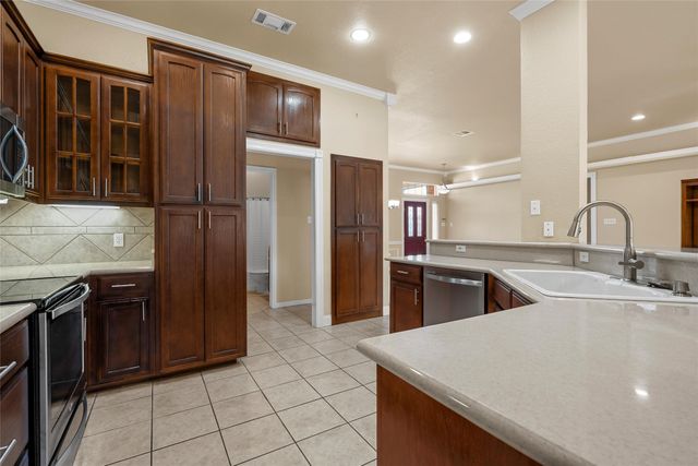 704 Fieldstone Drive, Hewitt, TX 76643