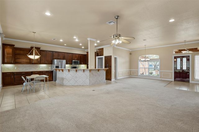 704 Fieldstone Drive, Hewitt, TX 76643