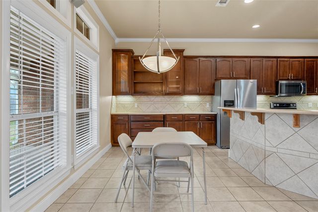 704 Fieldstone Drive, Hewitt, TX 76643