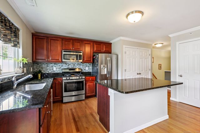 27 Riverview Court 27, Brookfield, CT 06804