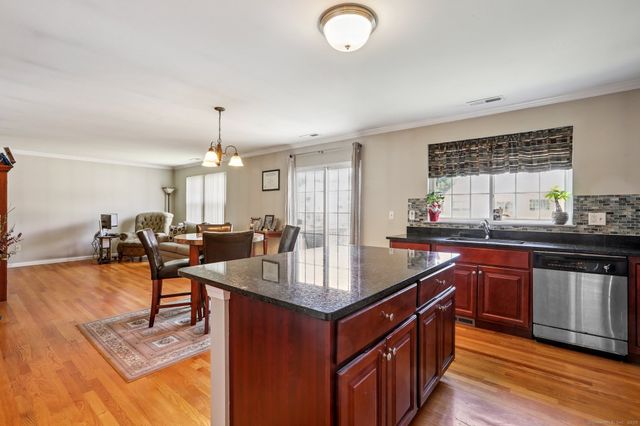 27 Riverview Court 27, Brookfield, CT 06804