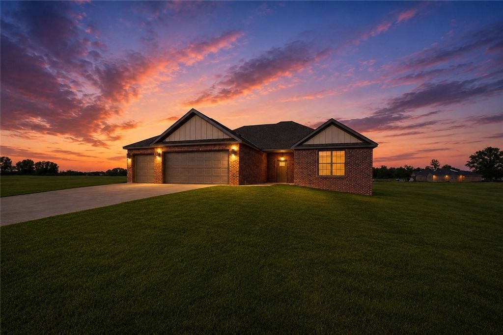 2550 Peterson Road, Gentry, AR 72734