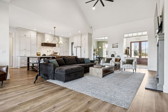 890 Hackberry Ln, Nunnelly, TN 37137