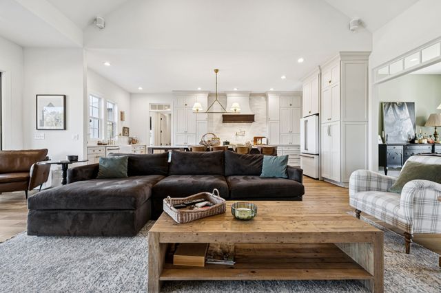 890 Hackberry Ln, Nunnelly, TN 37137