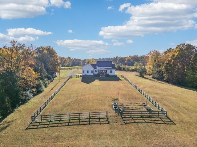 890 Hackberry Ln, Nunnelly, TN 37137