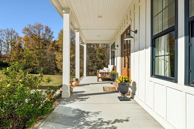 890 Hackberry Ln, Nunnelly, TN 37137