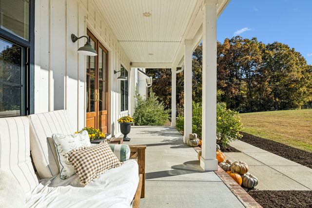 890 Hackberry Ln, Nunnelly, TN 37137