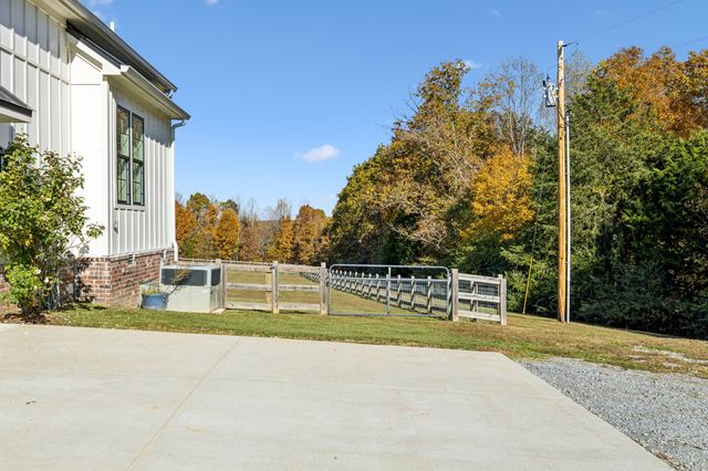 890 Hackberry Ln, Nunnelly, TN 37137