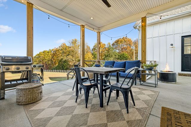 890 Hackberry Ln, Nunnelly, TN 37137