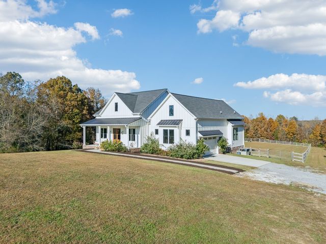 890 Hackberry Ln, Nunnelly, TN 37137