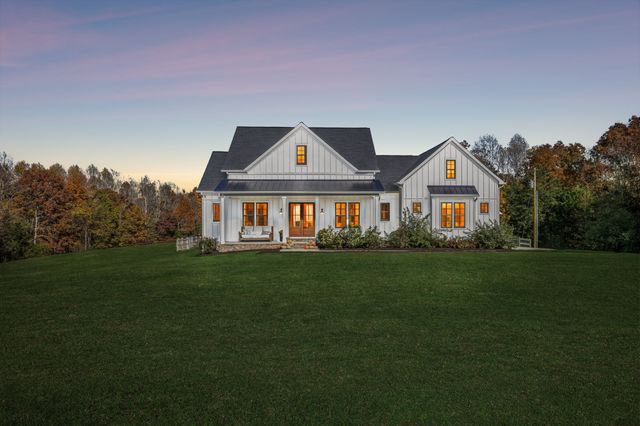 890 Hackberry Ln, Nunnelly, TN 37137