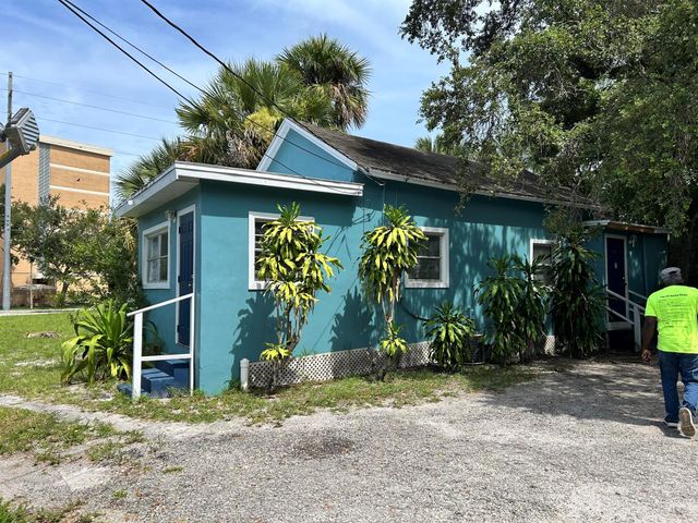 705 Avenue B, Fort Pierce, FL 34950