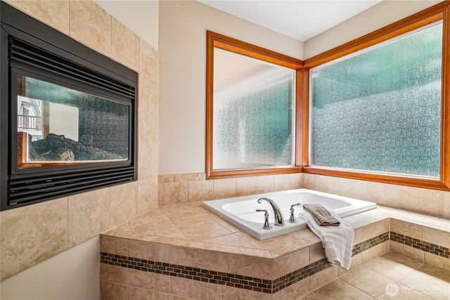 1408 180th Avenue E, Lake Tapps, WA 98391