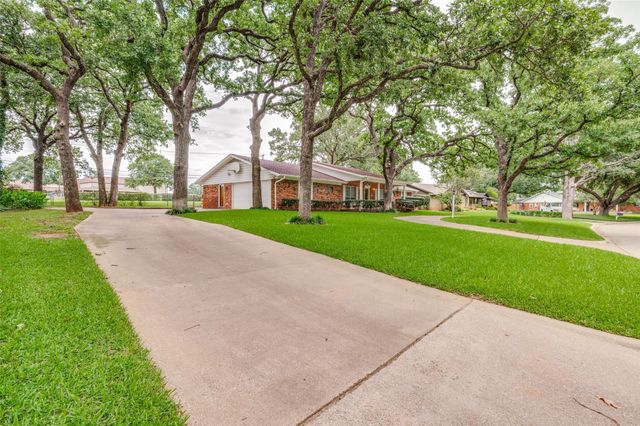 607 N Parkridge Drive, Mansfield, TX 76063